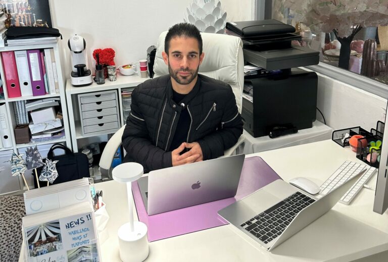 Julien Veltz assis face à son bureau