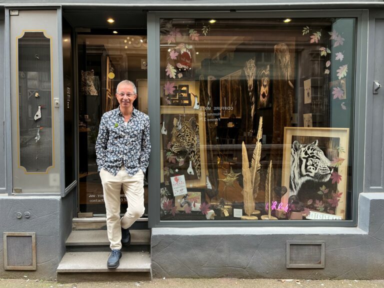 Javier Estrada à côté de sa galerie La Suite