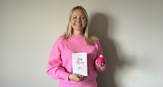 Christelle Rose avec son livre La Vie en Rose et un petit canard en plastique rose