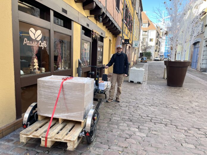 Stéphane Jordan avec son vélo de livraison devant le Pause Café