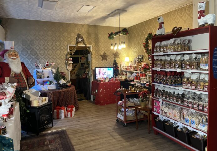 intérieur de la boutique de la biscuiterie Albisser dans une ambiance festive