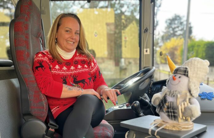 Davina Strich au volant de son bus décoré pour Noël