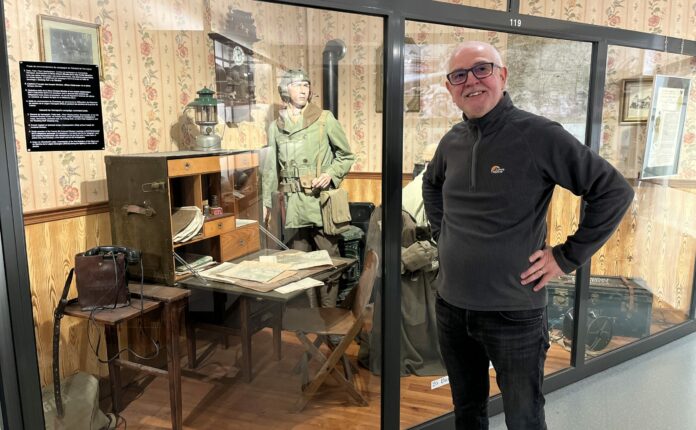 Jean-Marc Weckner devant une vitrine