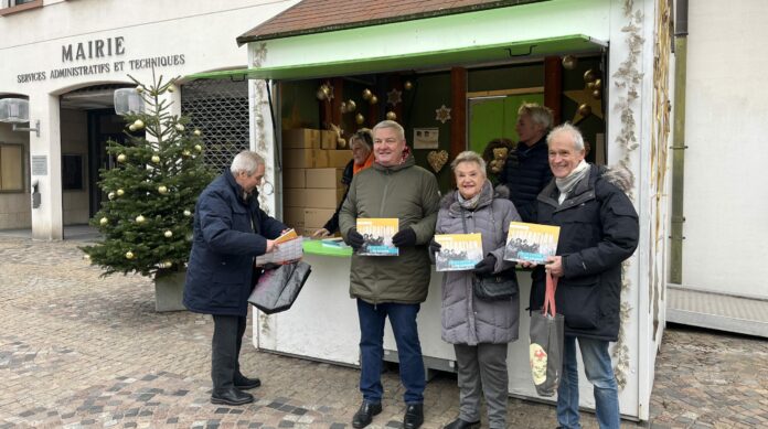 Le maire de Colmar, Eric Straumann, devant la Mairie lors de la distribution du livre sur les 80 ans de la libération.