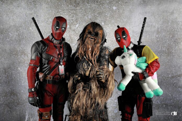 Deadpool à droite et à gauche, Chewbacca au centre.