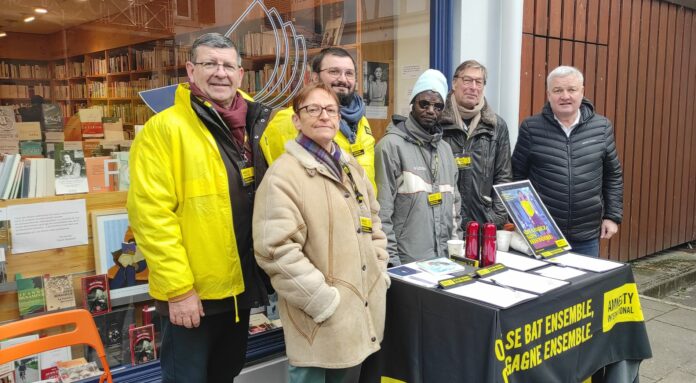 Des membres d’Amnesty International Colmar avec Eric Straumann, maire de Colmar.