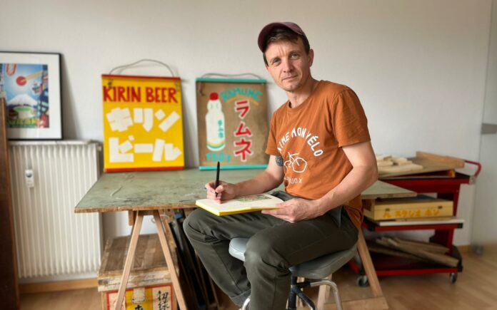 Portrait de Jean Freund tenant un bloc-note et un crayon