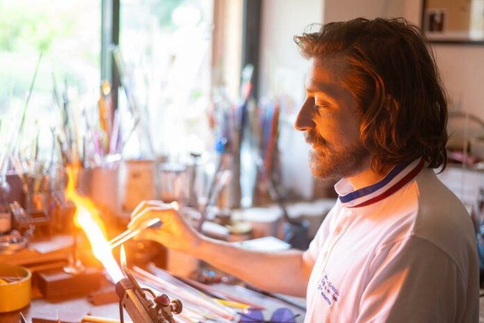 Sur l'image, nous voyons Sébastien Garrigue en train de faire ses travaux.