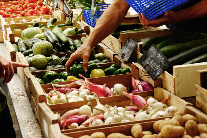 On a une image de marché bio avec légumes.