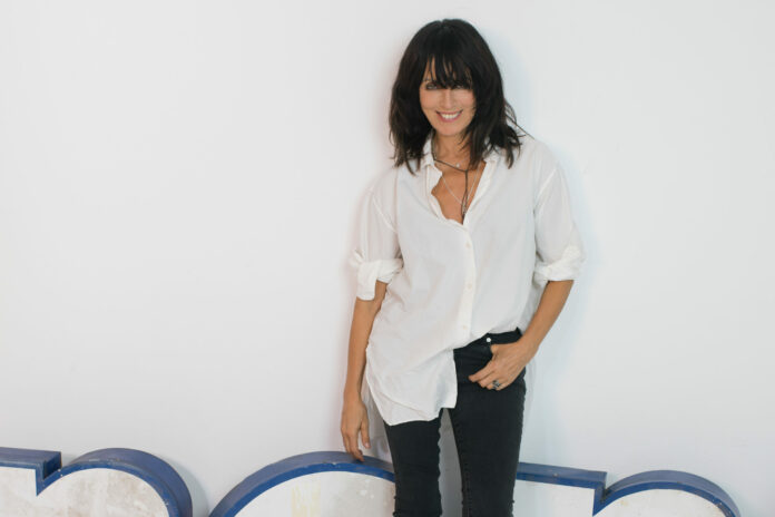 Sur 'limage, on peut voir l'artiste Nena.