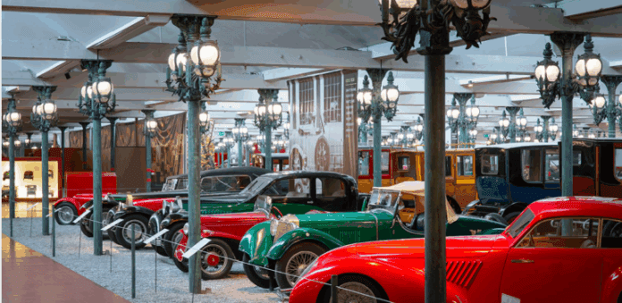 On a ici l'image du musée de l'Automobile avec les voitures.