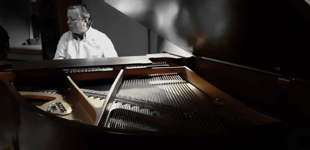 Nicolas Porte, chef de choeur de la Maîtrise de Saint-Marc au paino