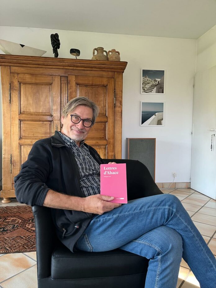 Philippe Lutz avec son livre lettres d'Alsace