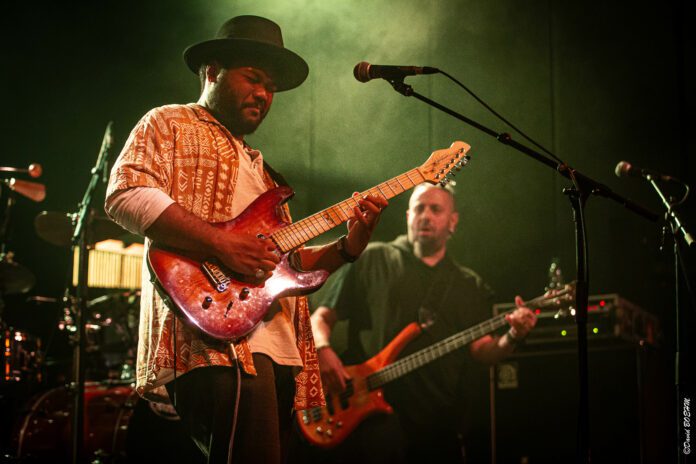 Florentin Guignard, guitariste et chanteur.