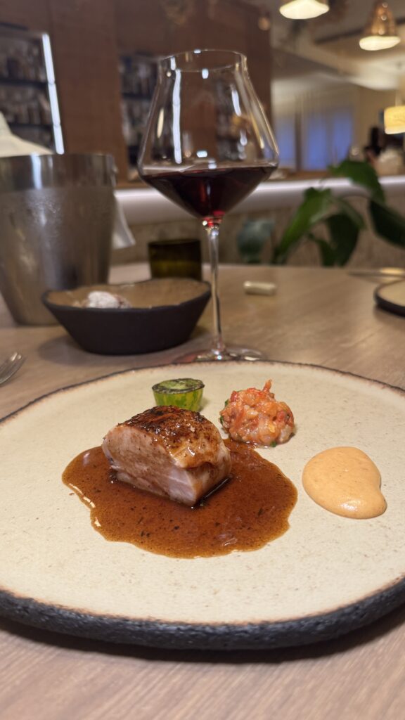 Pièce froide de volaille jaune d’Alsace, passée au fumoir et barbecue japonais avec un verre de vin rouge (à boire avec modération).