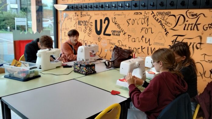 Des élèves lors de l’atelier couture/upcycling.