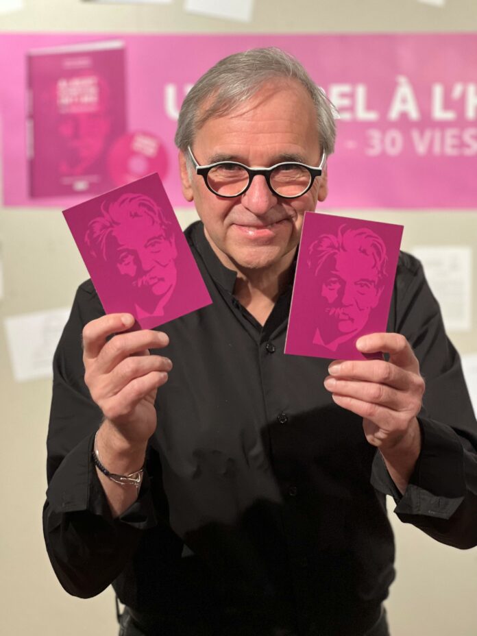 Francis Guthleben avec son dernier livre, Albert Schweitzer Intime