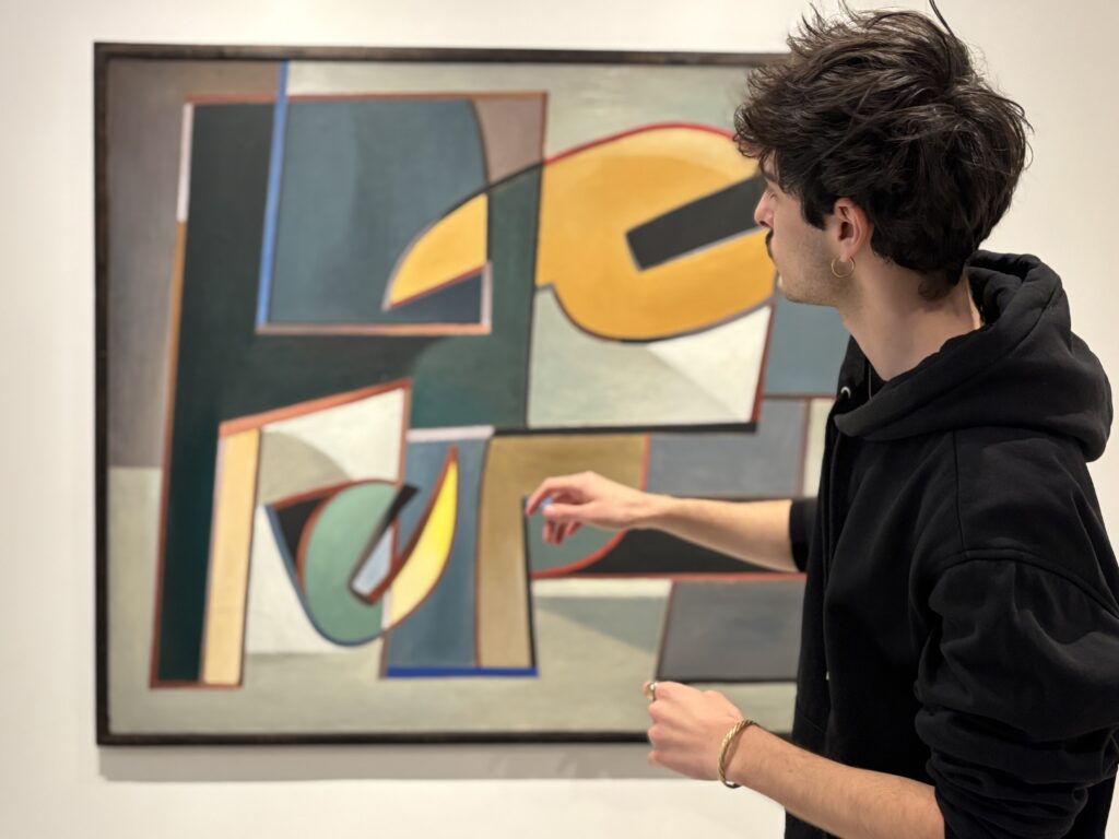 Nino Barattini, devant Absence d’hostilités n° 2, oeuvre d’Alberto Magnelli.