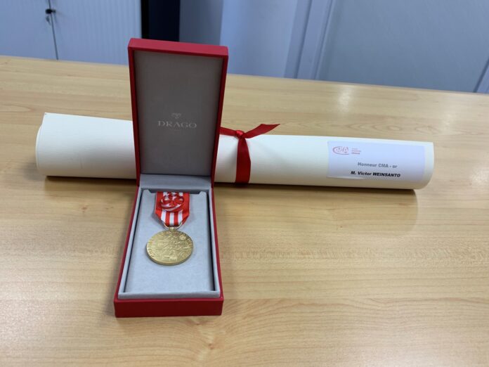 Le prix remis à Victor Weinsanto.
