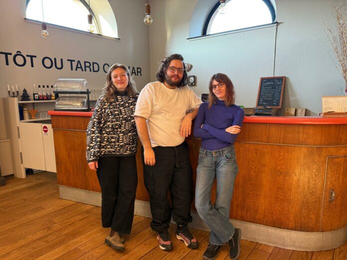 La nouvelle jeune troupe, avec de gauche à droite : Lucile Roche, Matthieu Bousquet et Pauline Rousseau membre de la jeune troupe de Colmar