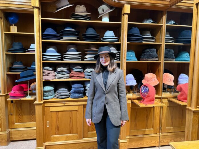 Chaimaa Kenfaoui, propriétaire de la chapellerie Waldvogel