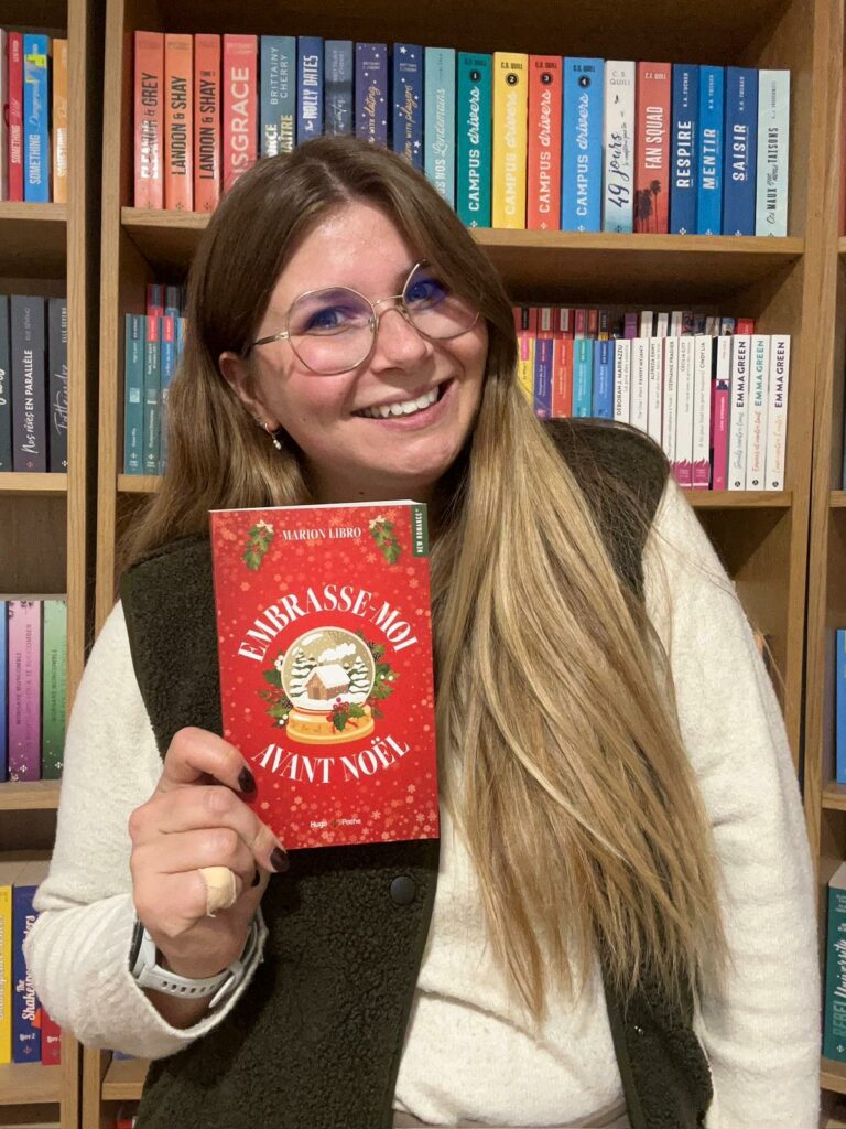 Marion Libro avec son livre « Embrasse-moi avant Noël »