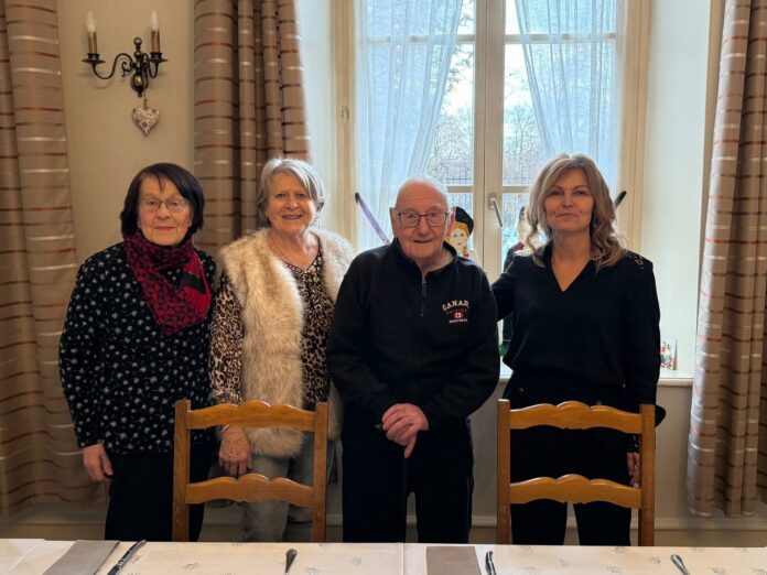 Rachel Gasser (à droite) et Michèle Guthmann (au centre) avec un couple de résidents dont leur plus âgé, de 102 ans