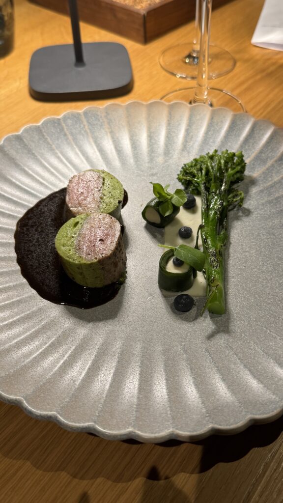 Le cochon de lait, brocoli Bimi, coco blanc, Apicius de Yannick