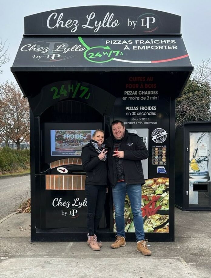 Aurélie et Laurent Bleu devant un distributeur Chez Lyllo