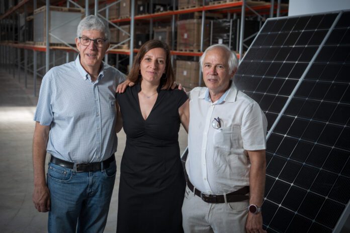 Pauline Schappler avec les deux fondateurs de Mobasolar, Marc Keller (à droite) et Christian Brendlé. / ©MOBASOLAR