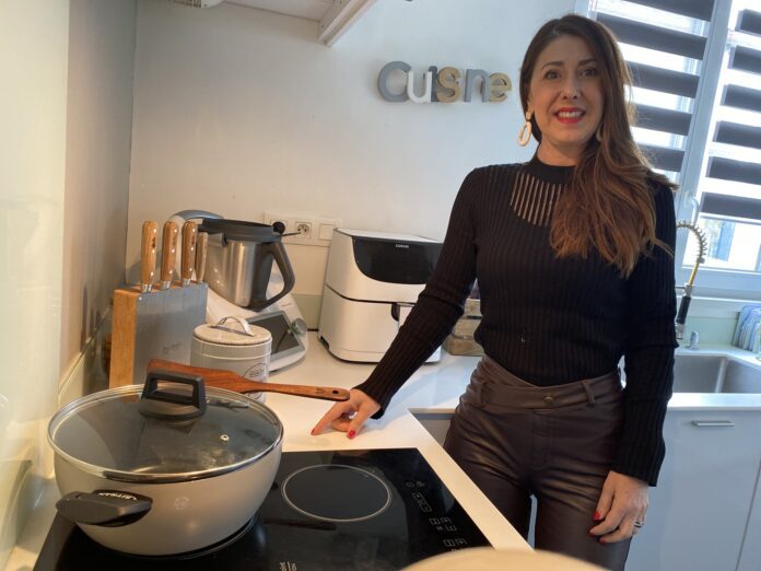 Sandrinha dans sa cuisine