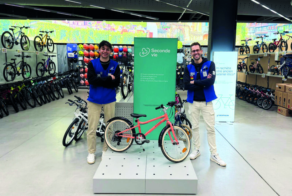 Robin (à gauche) et Axel dans leur rayon cycle