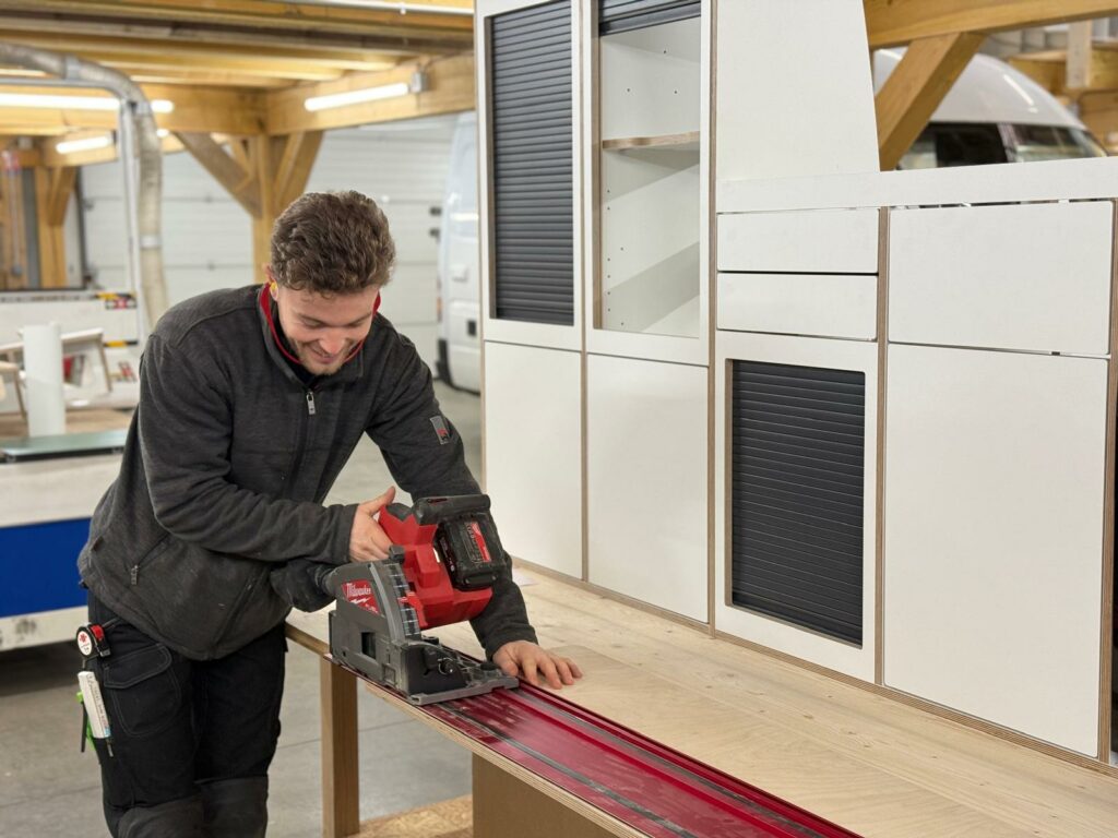 Maxime, menuisier du spécialiste de la van life Alsace Camper