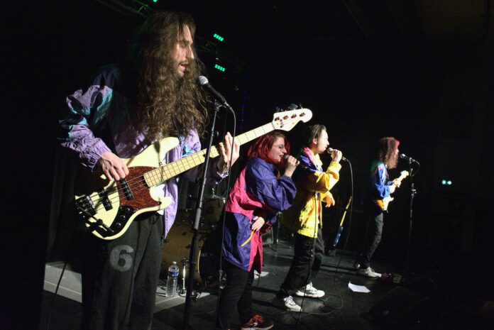 Des musiciens sur la scène du festival Solid'Rock