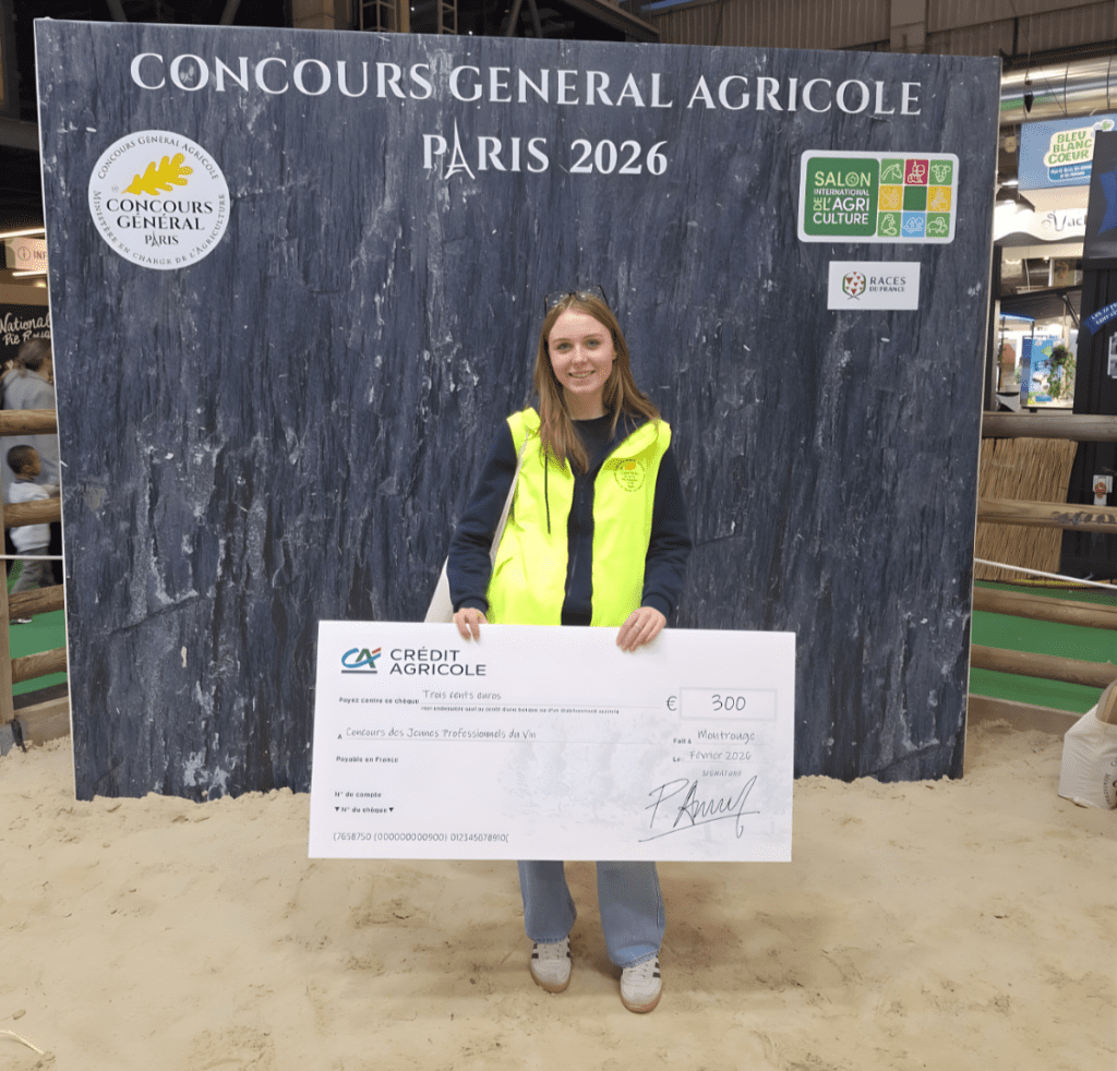 Camille Cromer avec un chèque