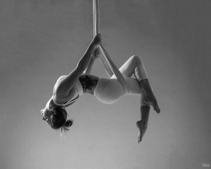 Lise Jehl durant une séance de yoga aérien