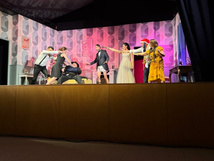 Des membres du Théâtre s'en mêle, derrière Panique au Plazza, sur scène