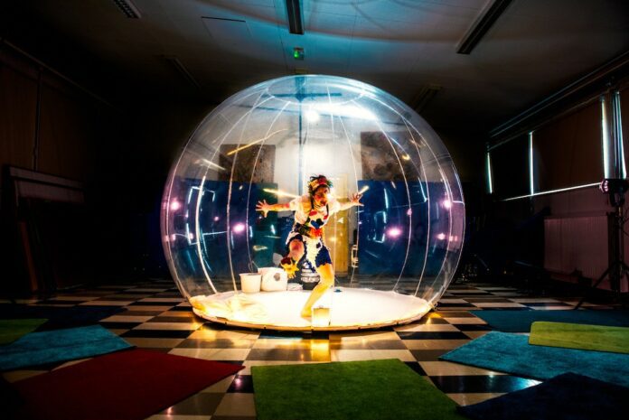 Une comédienne jouant Dans ma bulle