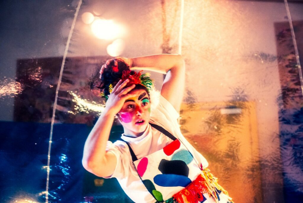 Une comédienne jouant Dans ma bulle