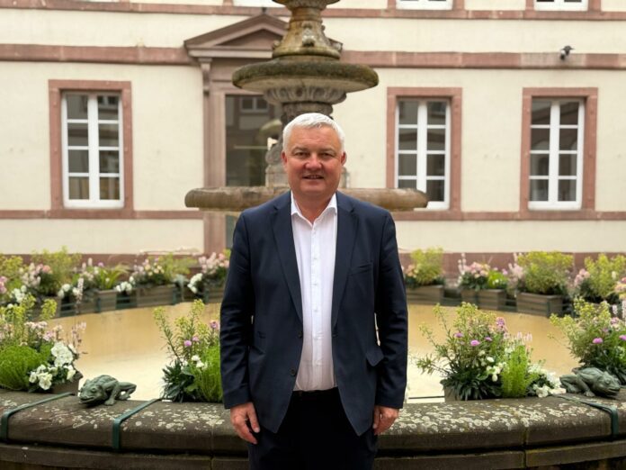 Éric Straumann dans la cour de la mairie de Colmar