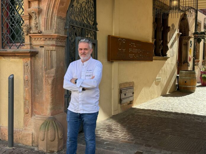 Éric Girardin devant sa Maison des Têtes