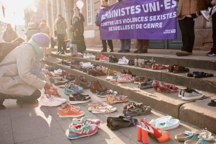 Le 22 novembre 2025, Nous toutes 68 a exposé 145 paires de chaussures comme autant de victimes de féminicides