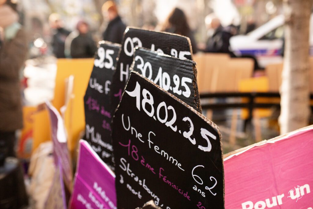 Des pancartes en hommage au femmage