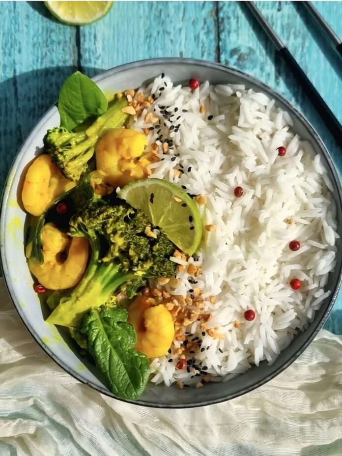 Curry de crevettes aux brocolis, épinards & riz basmati