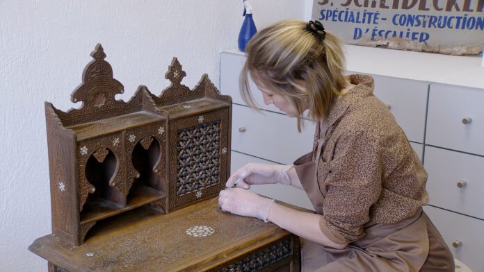 Héloïse Martin, restauratrice de mobilier ancien