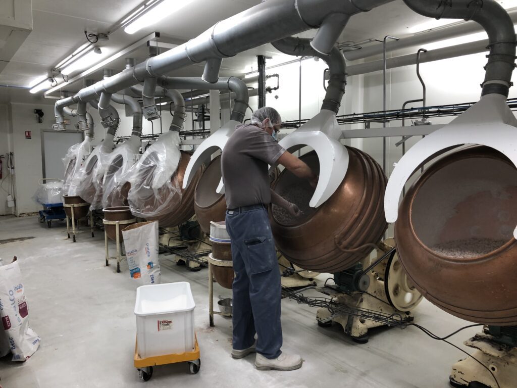 Un confiseur devant ses machines