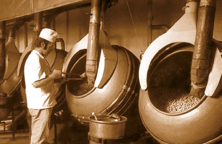 Un confiseur devant ses machines