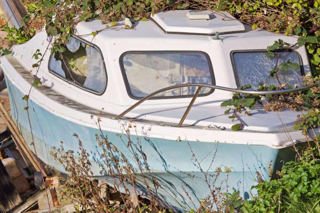 Un bateau dans un jardin