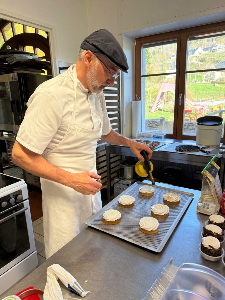 Un pâtissier en action