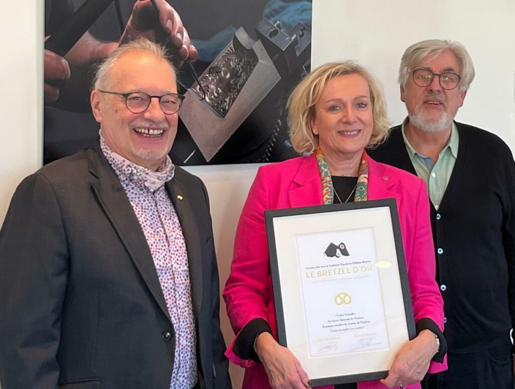 Yvelise Schaeffer décorée d'un Bretzel d'or